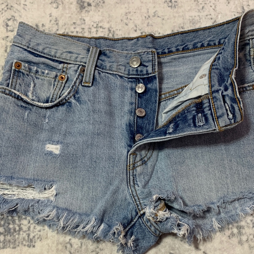 Levi's 501 Light Blue Jean Shorts - Picture 4 of 7